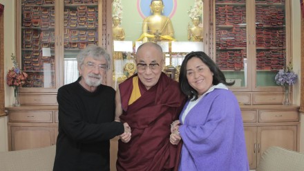 Humberto Maturana y Ximena Dávila junto al Dalai Lama. Fotografía de Ernesto Jara.
