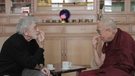 Humberto Maturana y el Dalai Lama realizando ejercicio de percepción. Fotografía de Ernesto Jara.