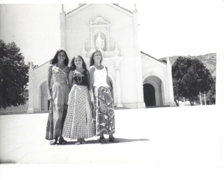 Santuario de Lo Vásquez, de izquierda a derecha Peggy, Pilar y Ángeles.