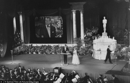 El actor John Wayne recibe el Oscar 1953 a nombre del director John Ford.