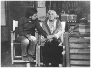Teodoro Cassua, con su querida amiga, Delia del Carril Hormiguita en su casa, calle Lynch, La Reina. 1978.