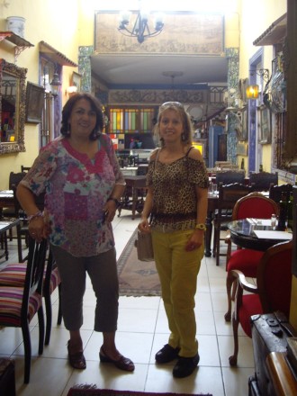 Raquel y Pilar en un restaurante peruano del barrio Yungay