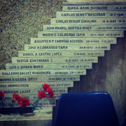 Memorial con los nombres de periodistas detenidos desaparecidos durante la dictadura (foto de Tania L. Junio/15/2013, Website Circulo)