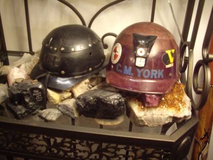 Un casco minero de Pensilvania y otro de las minas de Arauco
